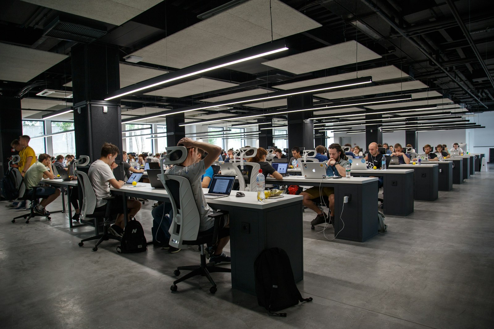 Equipo de ION TECH en sesión de trabajo