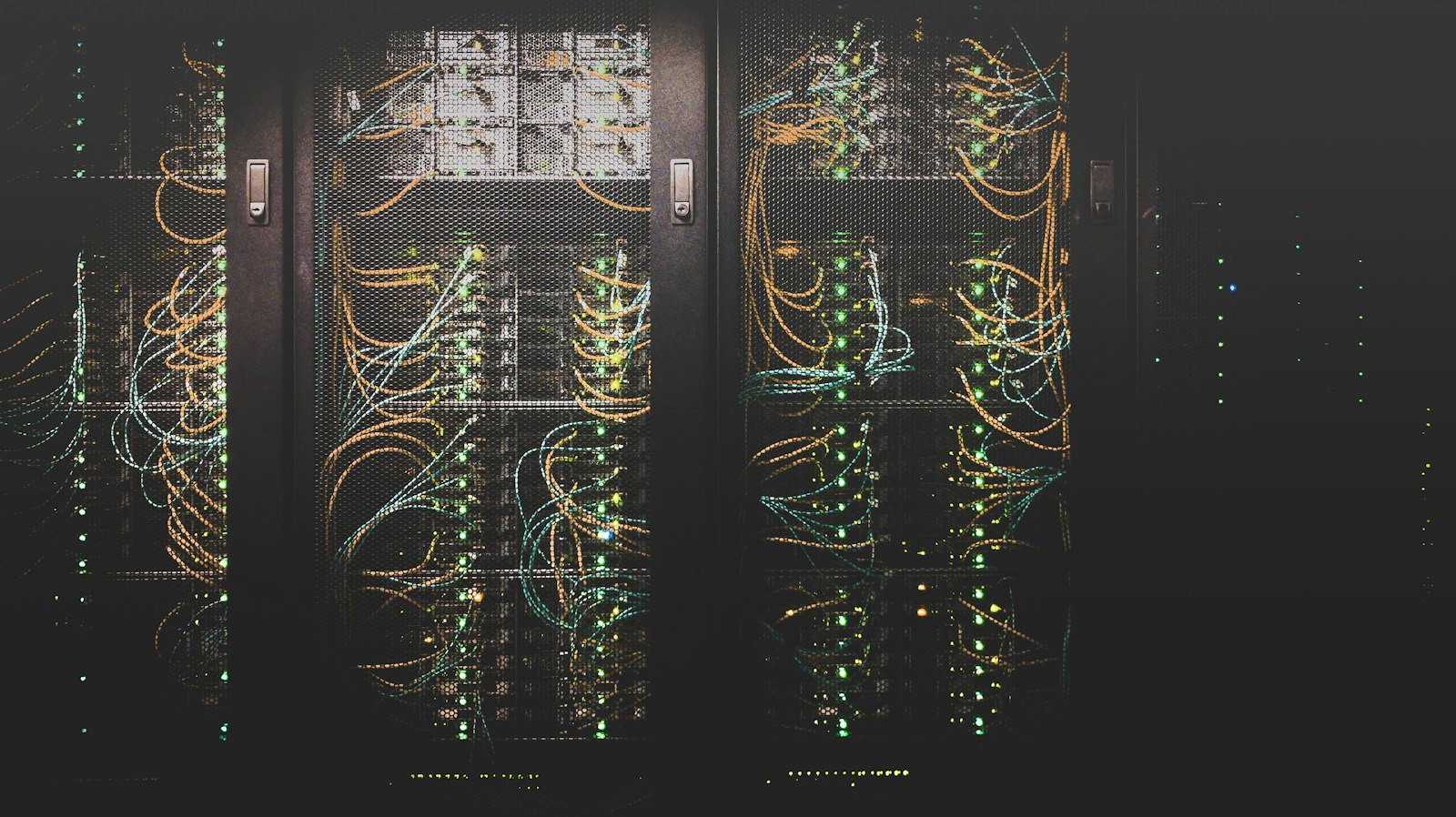 Especialista de ION TECH revisando las necesidades tecnológicas de un sector